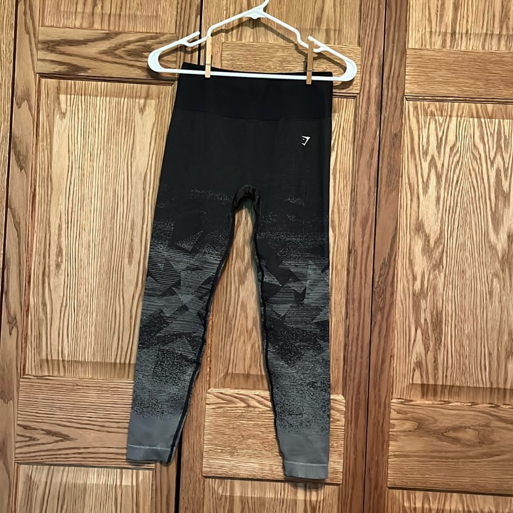 Black/Grey ombré workout leggings.
